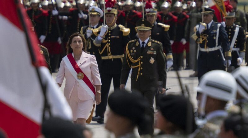 “Cree que vive en la monarquía inglesa”: Dichos de Boluarte sobre militares causan repudio en Perú