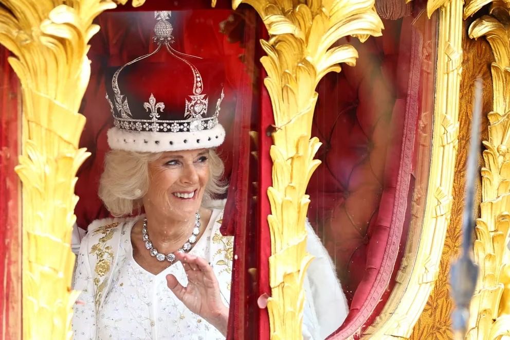 El significado oculto en los bordados del vestido de la reina Camila durante su coronación