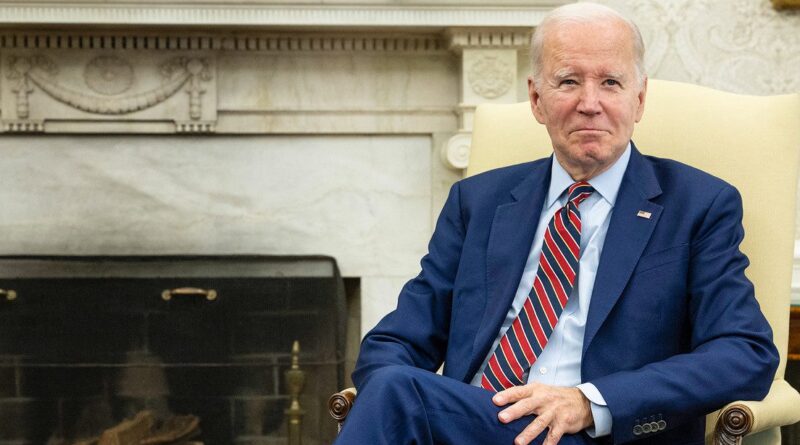 Joe Biden sonríe mientras ignora las preguntas que le hacen los periodistas