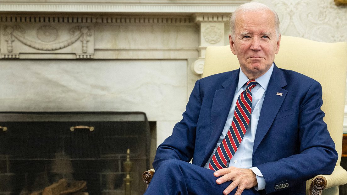 Joe Biden sonríe mientras ignora las preguntas que le hacen los periodistas