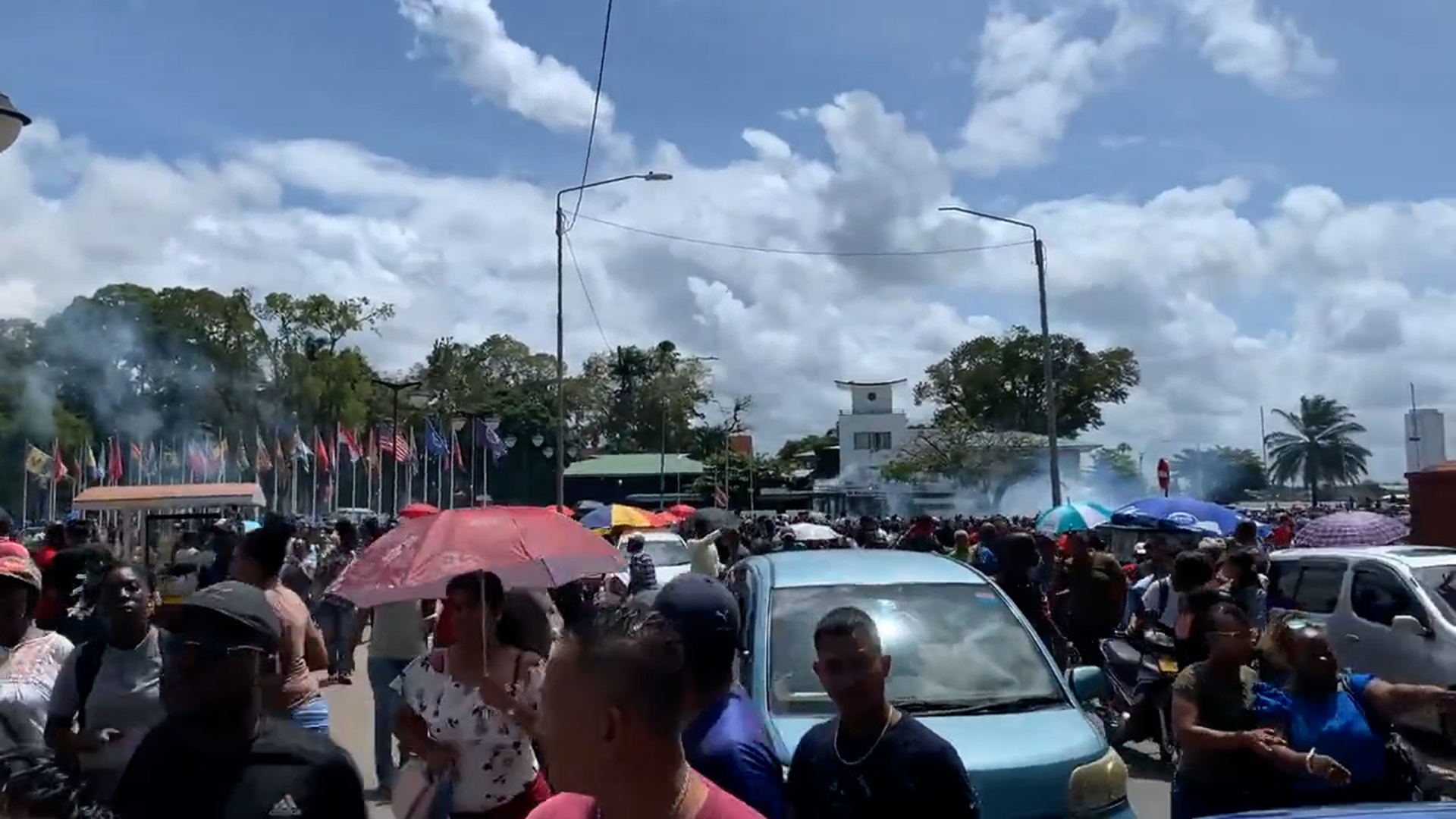 Protstas frente al Parlamento de Surinam