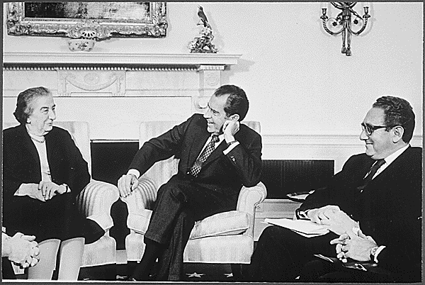 President Nixon, Henry Kissinger y la primera ministro israelí Golda Meir, durante una reunión en la Oficina Oval en marzo de 1973 (National Archives and Records Administration)