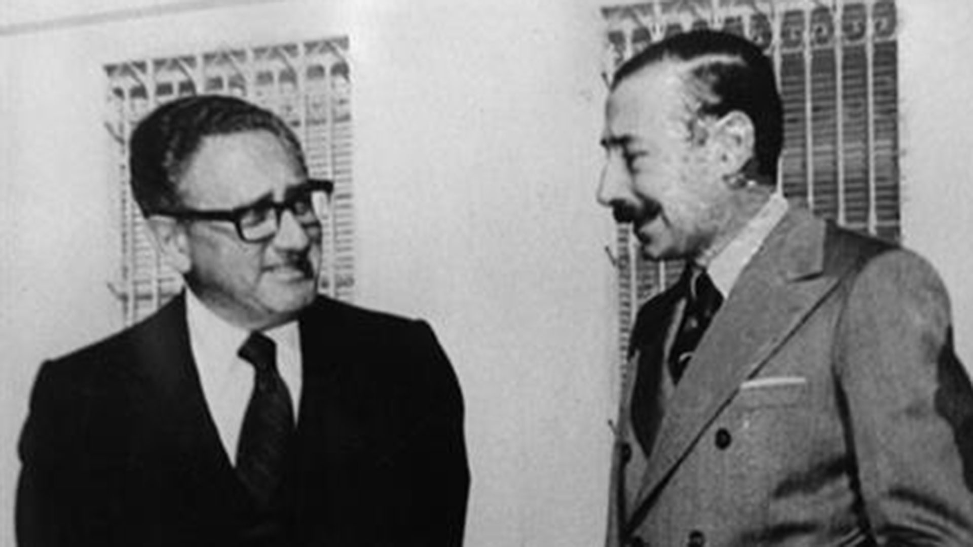Henry Kissinger y Jorge Rafael Videla, presidente de facto de la Argentina