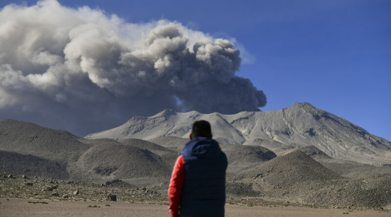 El volcán Ubinas en Perú registra una fuerte explosión con emisión de cenizas