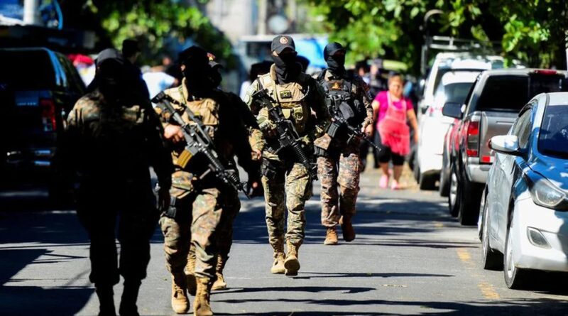 Miles de efectivos de la fuerza pública persiguen a un grupo de pandilleros que se refugia en una zona rural en El Salvador