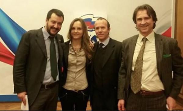 Osipova entre Salvini (izquierda) y Savoini (derecha) durante un viaje a Moscú en 2014