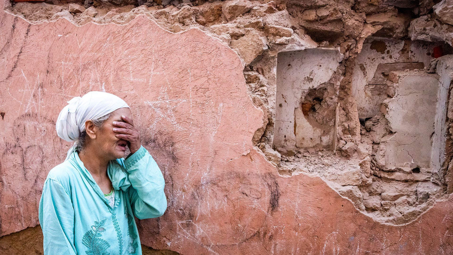 Una mujer llora al ver la destrucción a su alrededor (FADEL SENNA/AFP)