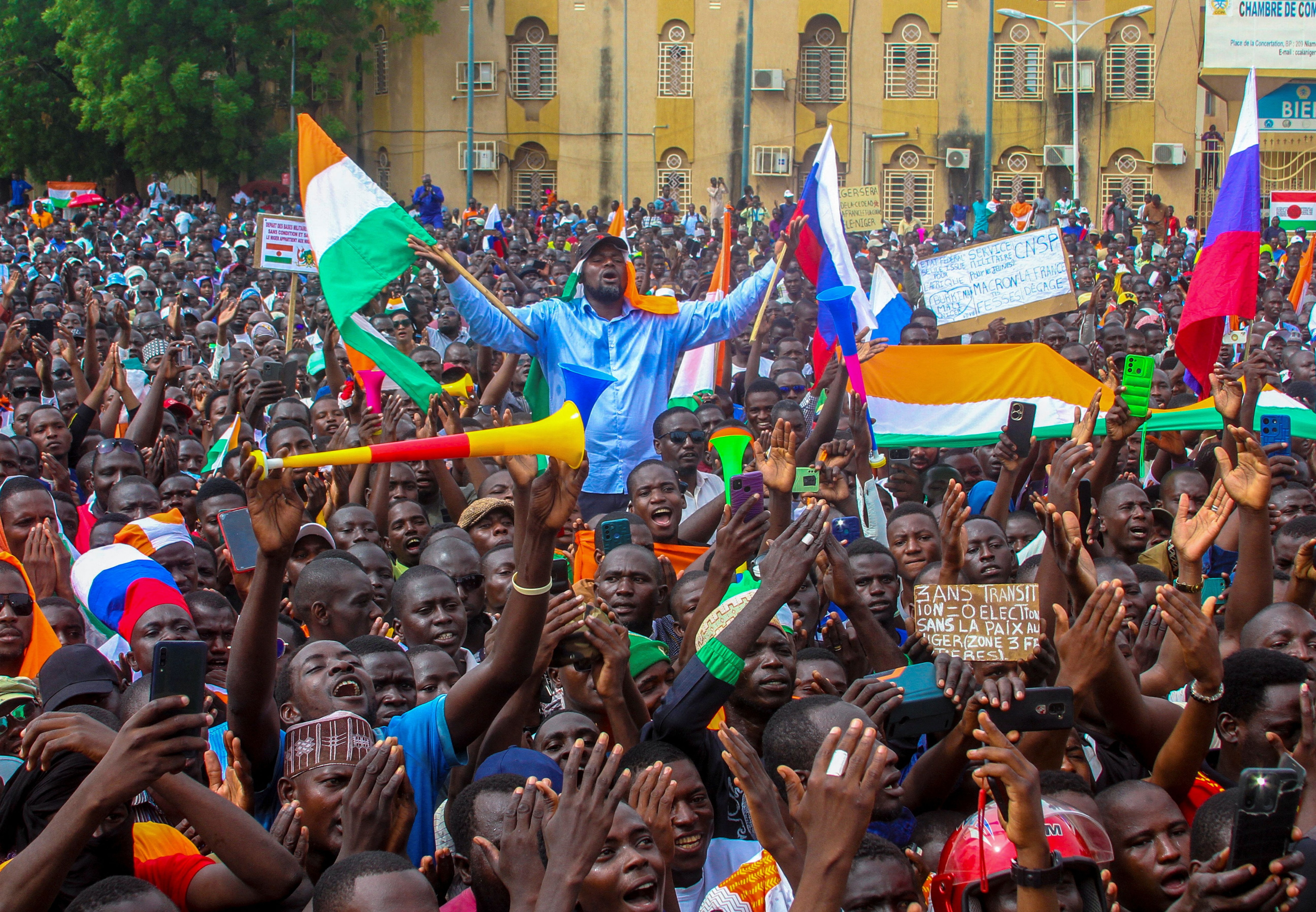 Miles de personas salieron a expresar su apoyo a los militares en Niamey, Niger, munidos de banderas de Rusia (REUTERS/Mahamadou Hamidou)