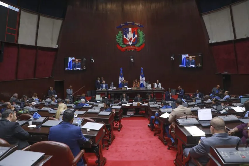 SANTO DOMINGO.– La Cámara de Diputados aprobó este miércoles, en primera lectura, el proyecto de reforma al Código Laboral, que busca adaptar la legislación vigente a las nuevas dinámicas del mercado de trabajo en República Dominicana. Ver más Periódicos Reddenoticias Noticias locales Uno de los temas más debatidos fue la cesantía el cual ha encontrado fuerte rechazo del sector sindicales. Sin embargo, permanece sin modificaciones dentro del texto aprobado. La iniciativa, que busca modernizar el Código vigente desde 1992, incorporando aspectos relacionados con tecnología y nuevas formas de empleo. Incluye reformas relacionadas con licencias laborales, teletrabajo, trabajo doméstico, conciliación de conflictos y suspensión de contratos, entre otros aspectos. PRUEBAS DE DOPAJE EN CIERTAS AREAS Entre los cambios aprobados figuran la posibilidad de realizar pruebas antidopaje en áreas consideradas de riesgo así como la ampliación de la licencia por paternidad, que pasaría de dos a cuatro días laborables. También incorpora disposiciones para regular el teletrabajo, estableciendo derechos y obligaciones tanto para empleadores como para trabajadores. La reforma contempla, además, nuevas causas para la suspensión temporal de contratos laborales en casos de estados de excepción o medidas adoptadas por las autoridades que impidan la asistencia de empleados a sus centros de trabajo. PROCESOS JUDICIALES LABORALES También disposiciones dirigidas a agilizar los procesos judiciales laborales, estableciendo límites de tiempo para el conocimiento de litigios en los tribunales. El proyecto también incorpora regulaciones para el trabajo doméstico, nuevas modalidades de contratación y medidas vinculadas a jornadas flexibles y conciliación laboral.