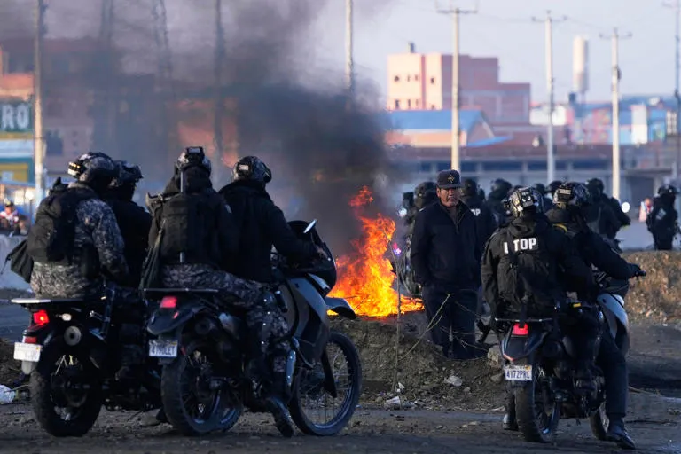 Operativo crítico en los Andes: Policías y militares intentan despejar la ruta a una Paz asfixiada por 23 días de protestas