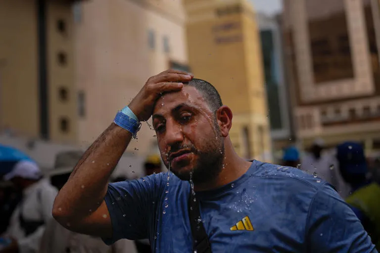 Devoción bajo condiciones extremas: Los musulmanes inician el Hajj anual en La Meca entre un calor sofocante y la preocupación geopolítica