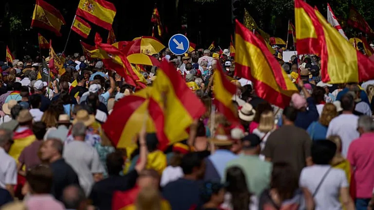 Fricción social en las calles: Decenas de miles de personas se manifiestan en Madrid para exigir la dimisión de Pedro Sánchez