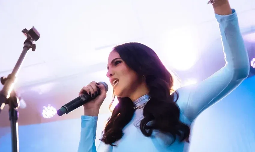 Hija de Juan Luis Guerra, Popi Guerra debuta como cantante