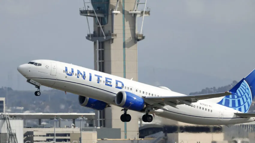 Un pasajero intenta abrir la puerta de un avión en pleno vuelo Medios informan que un segundo pasajero habría resultado herido en el incidente a bordo de un avión de United . Un vuelo de la aerolínea United que despegó del estado de Nueva Jersey (EE.UU.) tuvo que efectuar un aterrizaje de emergencia este jueves, después de que, supuestamente, un pasajero intentara abrir la puerta del avión a 36.000 pies de altura (10,9 kilómetros). Según informa NBC, el vuelo con destino a Ciudad de Guatemala tuvo que desviarse cuando un pasajero atacó a otro cerca de la puerta que, según comunicaciones del control de tráfico aéreo y la aerolínea, habría intentado abrir. Se desconocen las lesiones que sufrió el pasajero afectado. Cerca de cinco horas después, el Boeing 737 Max 8, con 145 pasajeros y seis tripulantes a bordo, estaba en tierra en el aeropuerto de Washington Dulles, y el pasajero involucrado en el incidente fue puesto bajo custodia.