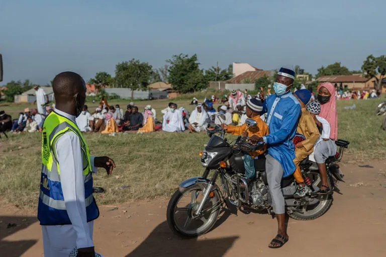 ¡MURO SANITARIO!: Uganda sella de urgencia su frontera con el Congo tras el estallido de una letal y extraña variante de Ébola