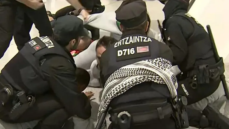 Tensión en el aeropuerto: El retorno de activistas de la flotilla a España desencadena fuertes disturbios y detenciones