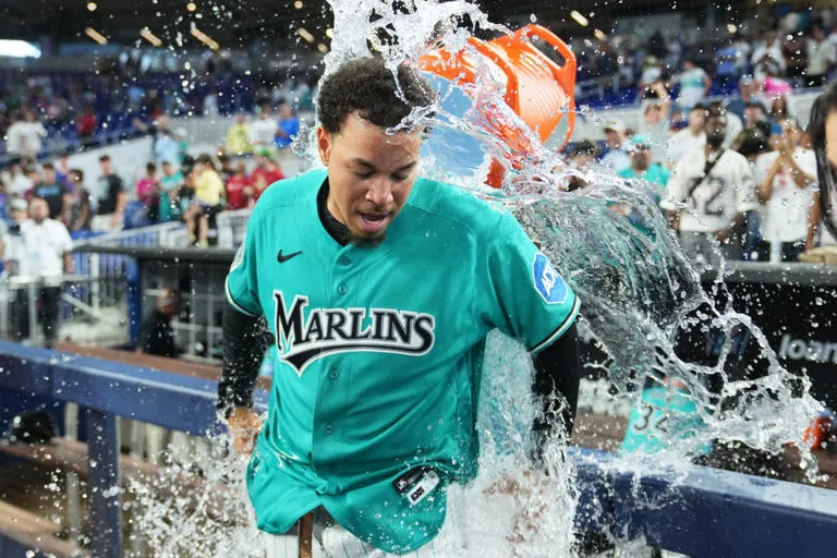 Escobazo en Miami: Un grand slam de oro de Heriberto Hernández liquida a los Mets y sella la barrera para los Marlins
