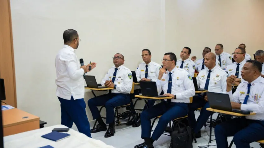 Policía Nacional y el ITLA inician capacitación sobre inteligencia artificial