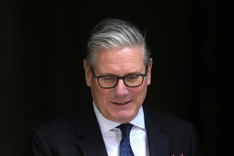 Firmeza en Downing Street: El Primer Ministro Británico Asegura que Permanecerá en el Cargo tras la Renuncia de su Ministro de Defensa