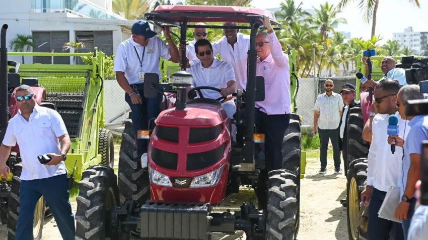 Ministro David Collado entrega 42 equipos a ayuntamientos con vocación turística para recolección de desechos