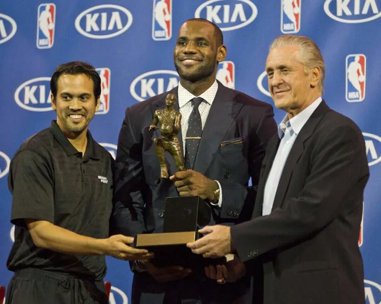 Pat Riley despeja las dudas sobre el futuro de LeBron James y la tensión interna en el Heat