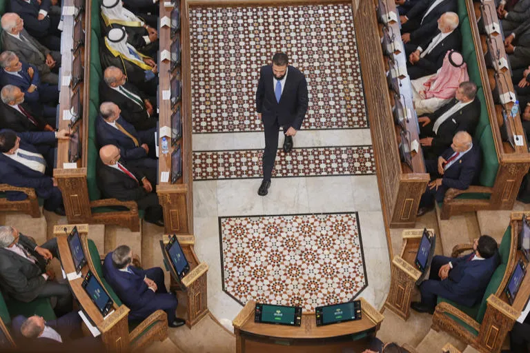 Siria inaugura una nueva etapa legislativa: El Parlamento de transición celebra su primera sesión
