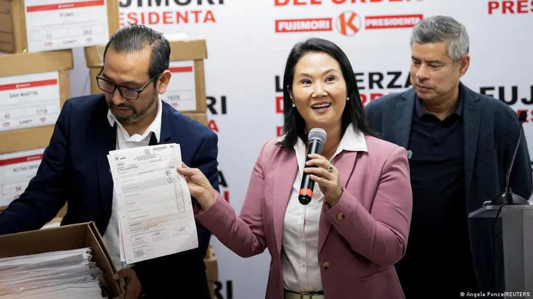 Histórico giro en Perú: Keiko Fujimori asume la presidencia tras recibir sus credenciales oficiales